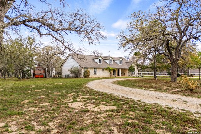 837 Paddy Rd, Floresville, TX 78114