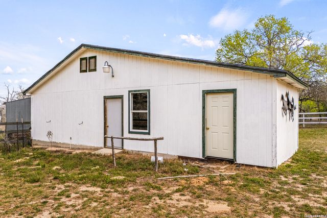 837 Paddy Rd, Floresville, TX 78114