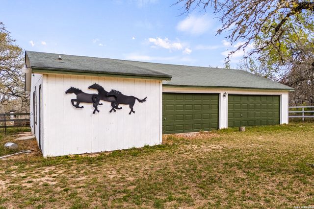 837 Paddy Rd, Floresville, TX 78114