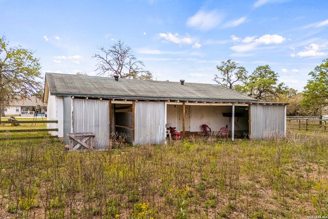 837 Paddy Rd, Floresville, TX 78114