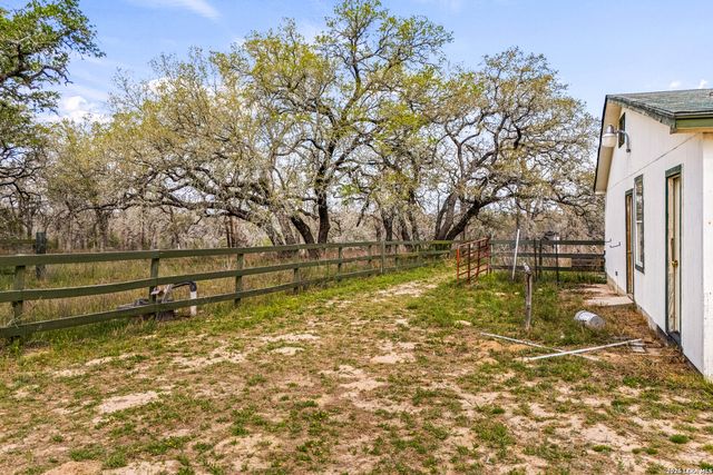 837 Paddy Rd, Floresville, TX 78114