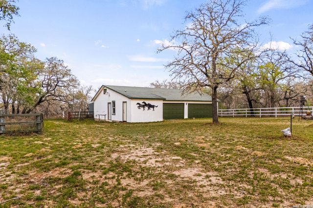 837 Paddy Rd, Floresville, TX 78114