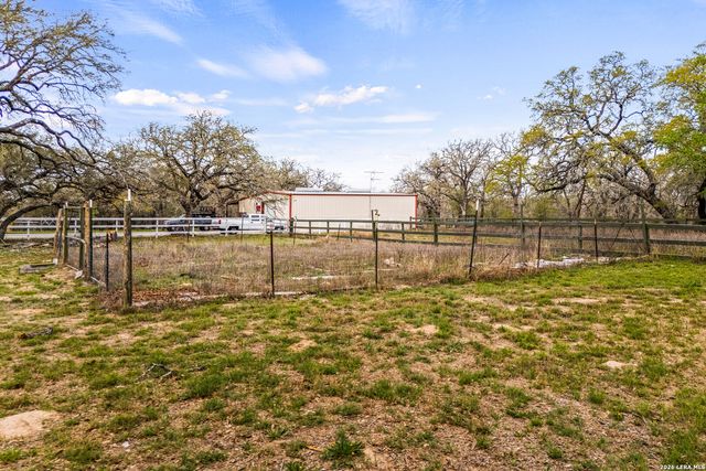 837 Paddy Rd, Floresville, TX 78114