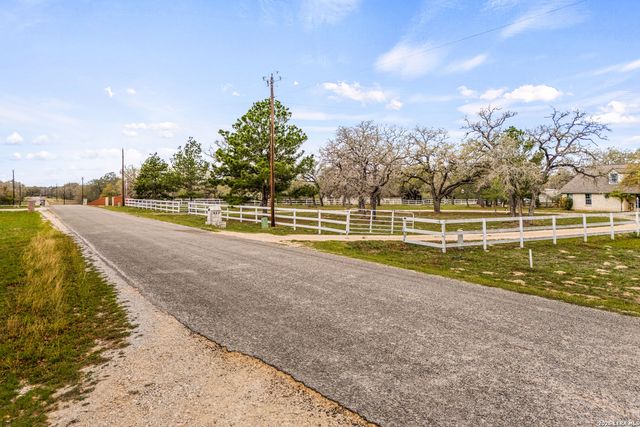 837 Paddy Rd, Floresville, TX 78114