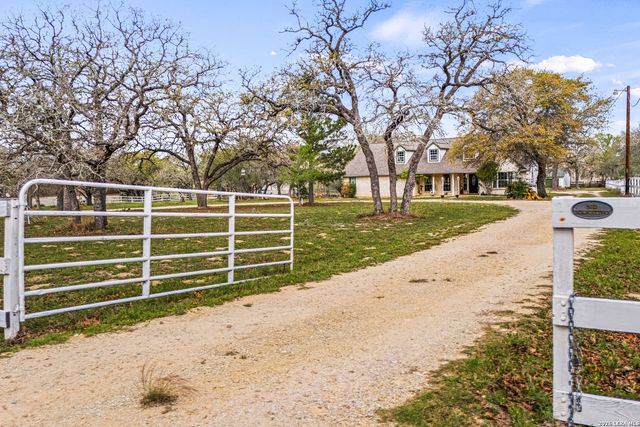 837 Paddy Rd, Floresville, TX 78114