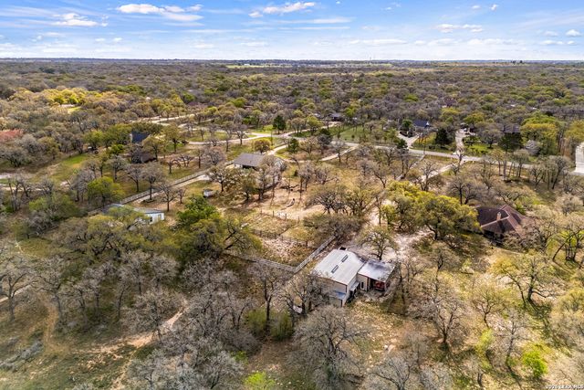 837 Paddy Rd, Floresville, TX 78114