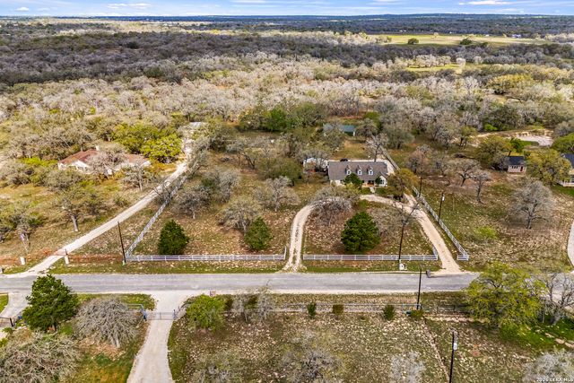 837 Paddy Rd, Floresville, TX 78114