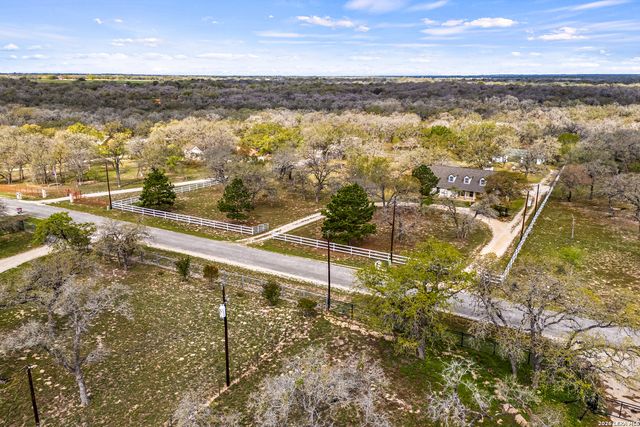 837 Paddy Rd, Floresville, TX 78114