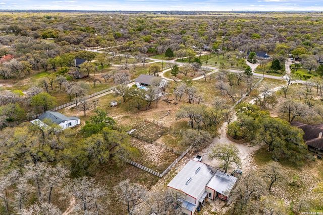 837 Paddy Rd, Floresville, TX 78114