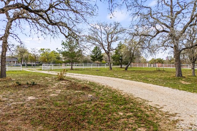 837 Paddy Rd, Floresville, TX 78114