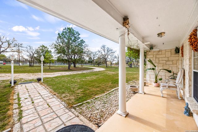 837 Paddy Rd, Floresville, TX 78114