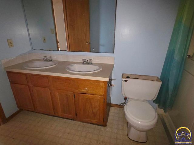 4012 Overland DR, Lawrence, KS 66049