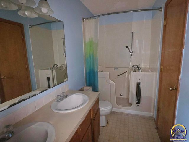 4012 Overland DR, Lawrence, KS 66049