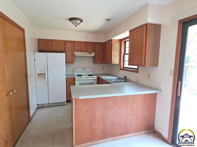 4012 Overland DR, Lawrence, KS 66049