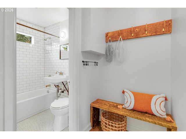 5631 Ne 23RD Ave, Portland, OR 97211