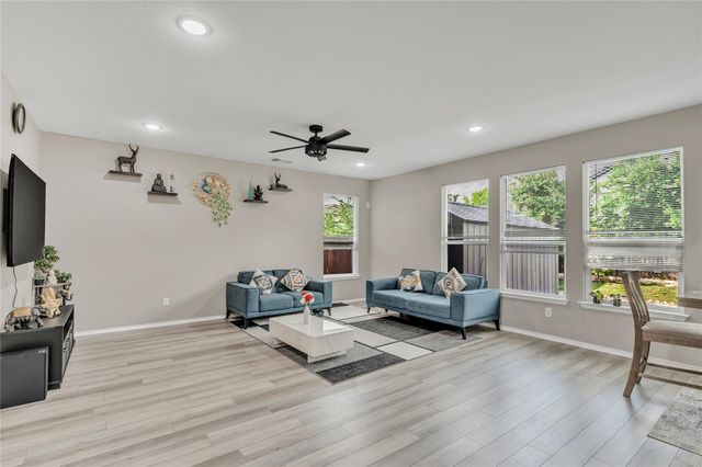 520 Ayinger LN, Austin, TX 78728