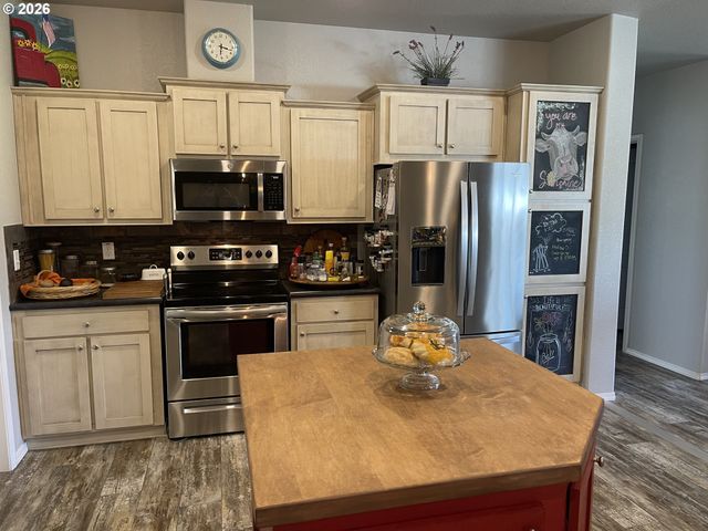 6404 LOOKINGGLASS Rd, Roseburg, OR 97471