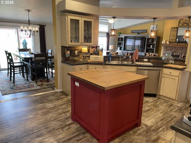 6404 LOOKINGGLASS Rd, Roseburg, OR 97471