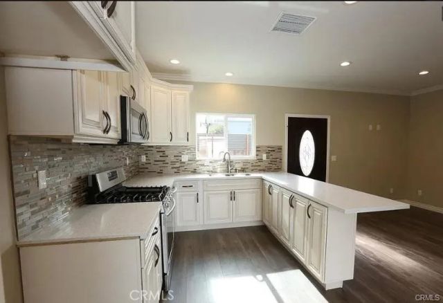 8220 Whitsett Avenue, North Hollywood, CA 91605
