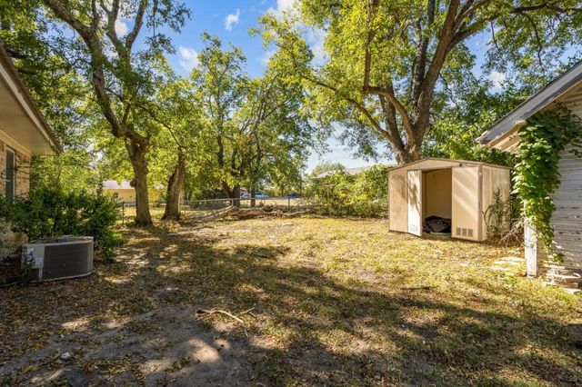 921 Evans Street, Bonham, TX 75418