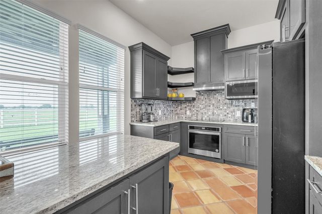1048 11th Street, Rock Island, TX 77470
