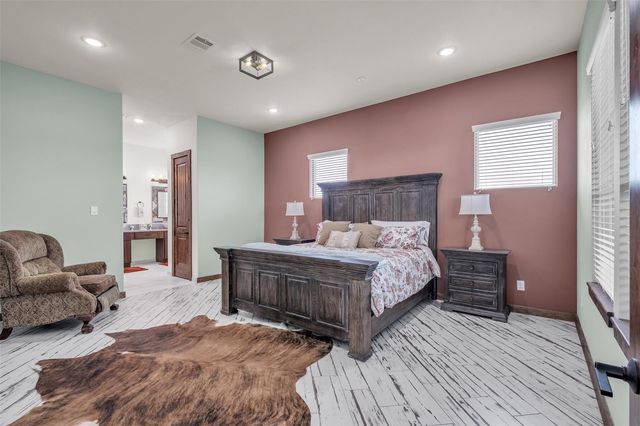 1048 11th Street, Rock Island, TX 77470