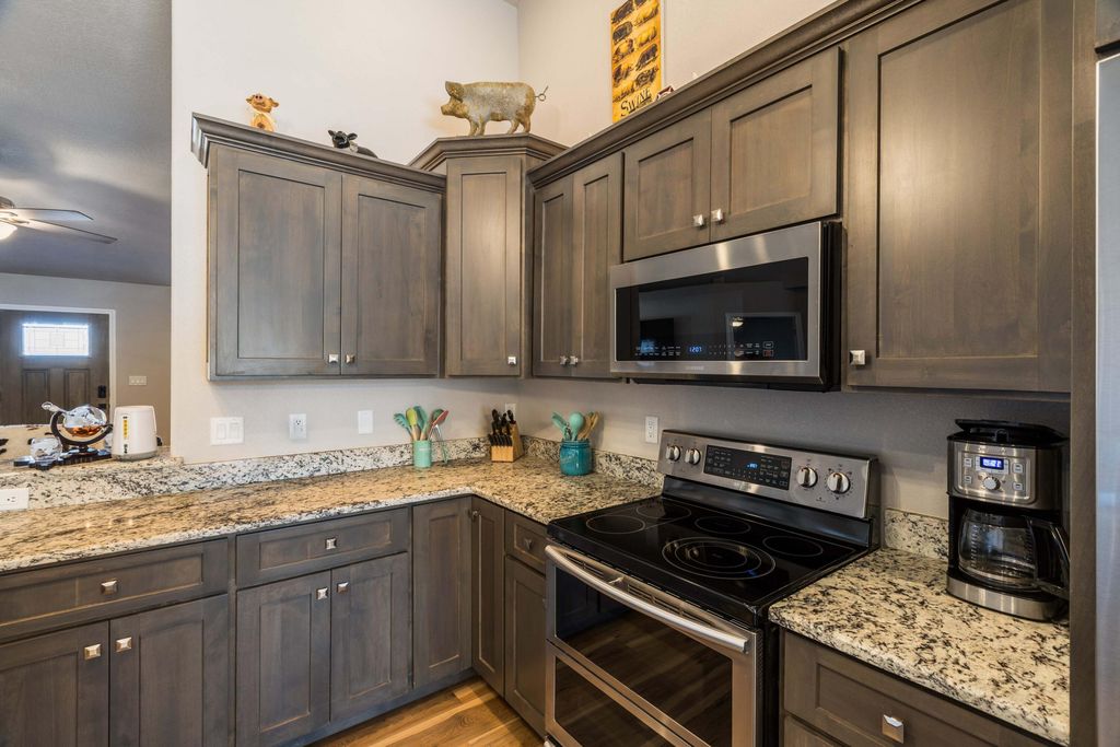 Image 11 of property listing at 22 Trade Court, Edgewood, NM 87015