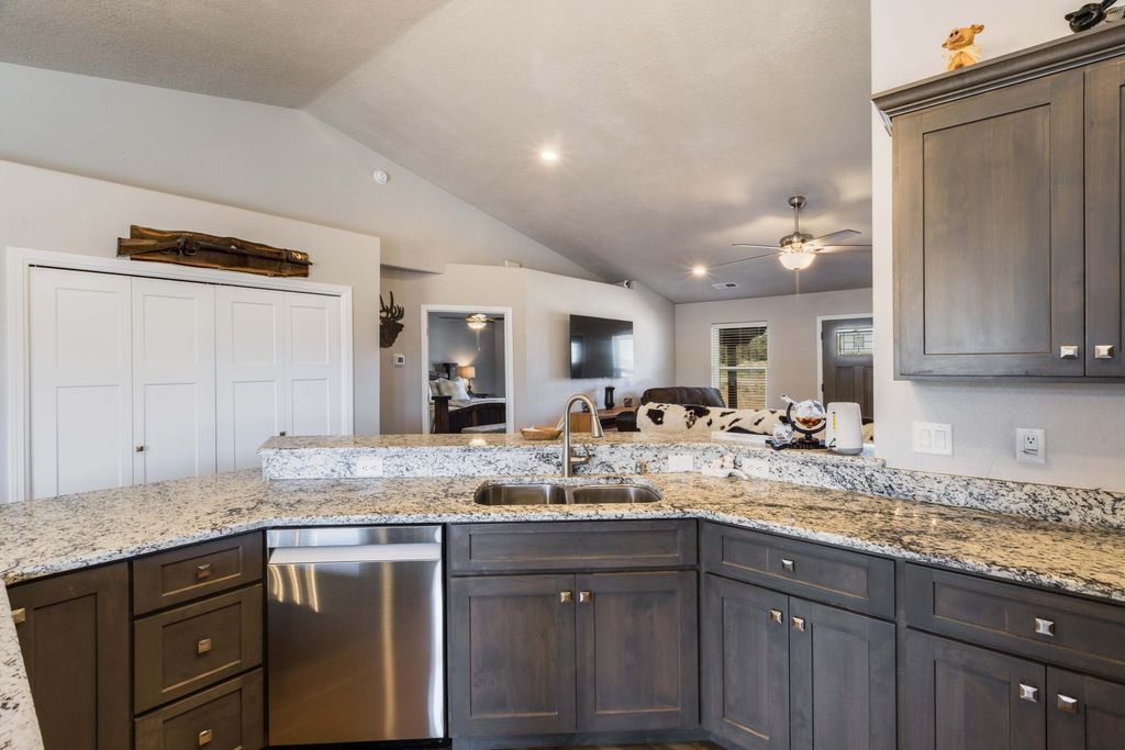 Image 12 of property listing at 22 Trade Court, Edgewood, NM 87015