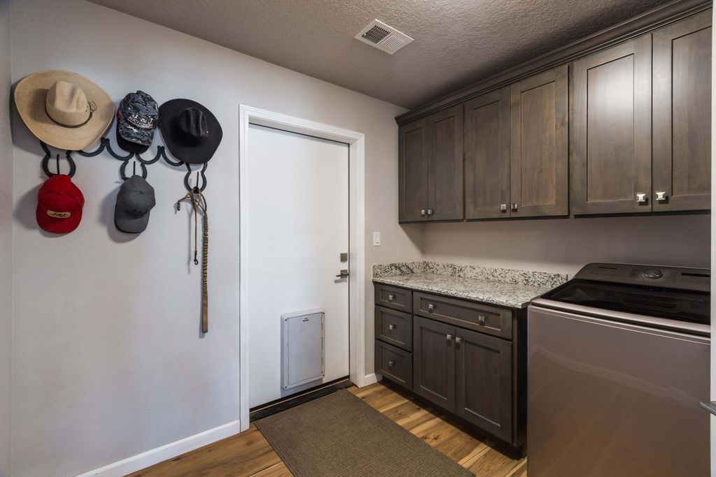 Image 25 of property listing at 22 Trade Court, Edgewood, NM 87015