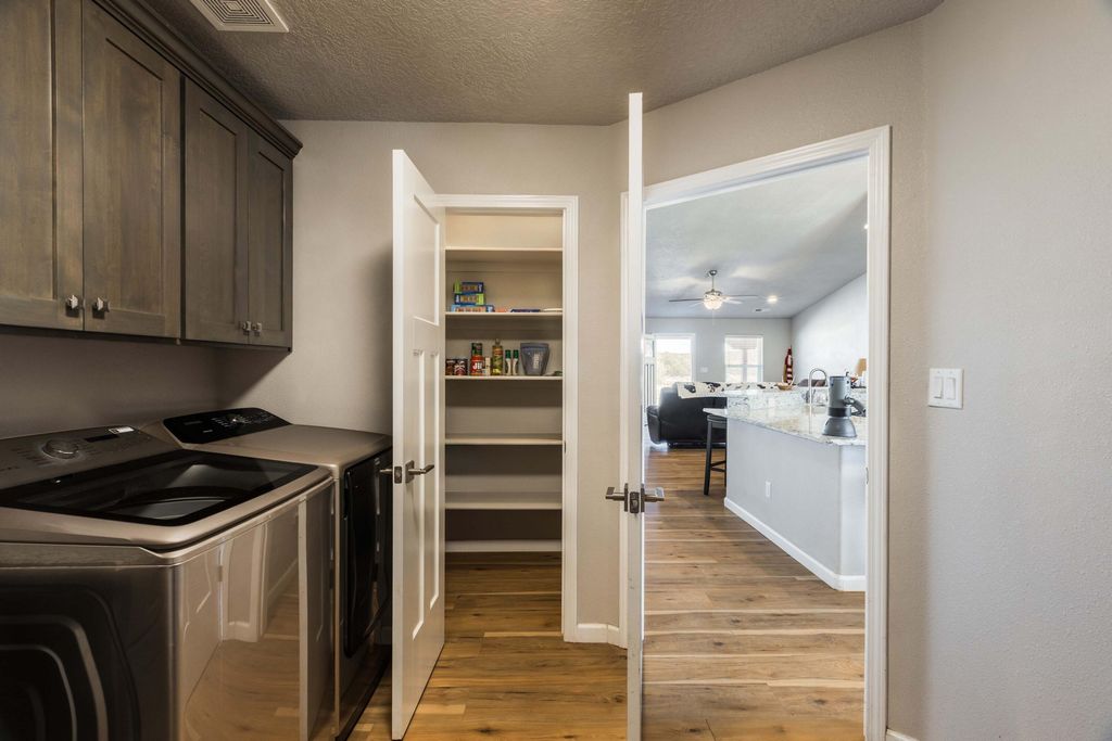 Image 26 of property listing at 22 Trade Court, Edgewood, NM 87015