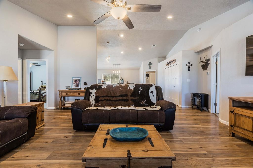 Image 5 of property listing at 22 Trade Court, Edgewood, NM 87015