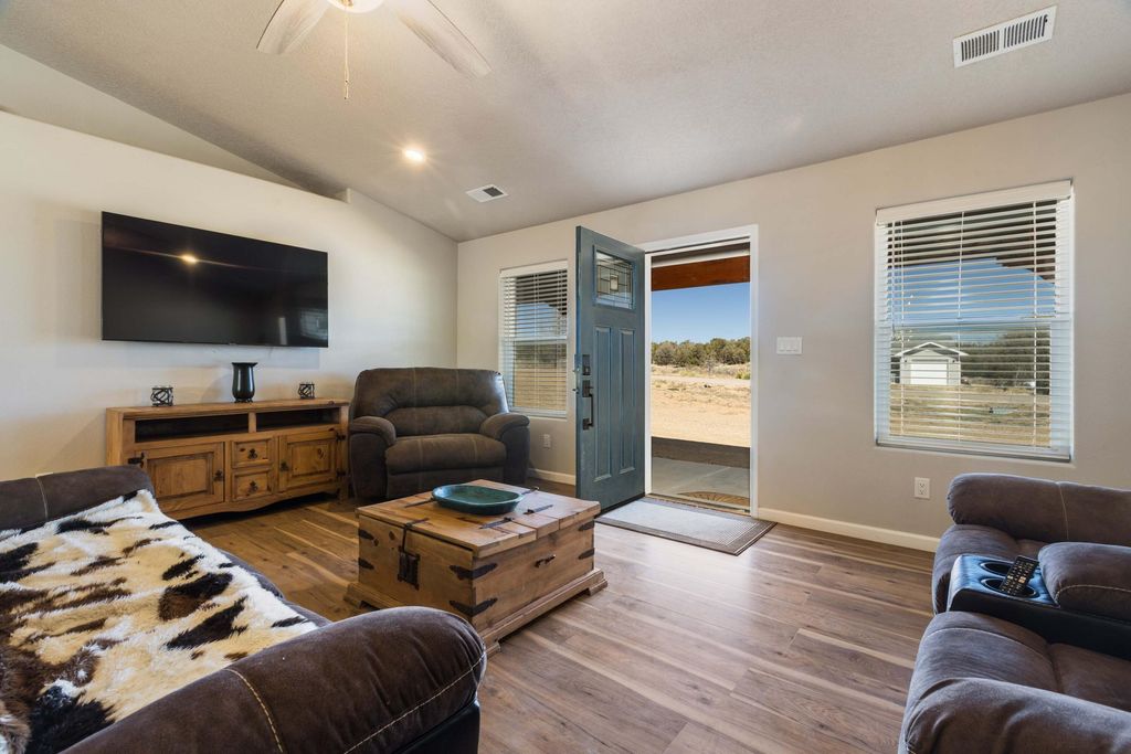 Image 6 of property listing at 22 Trade Court, Edgewood, NM 87015