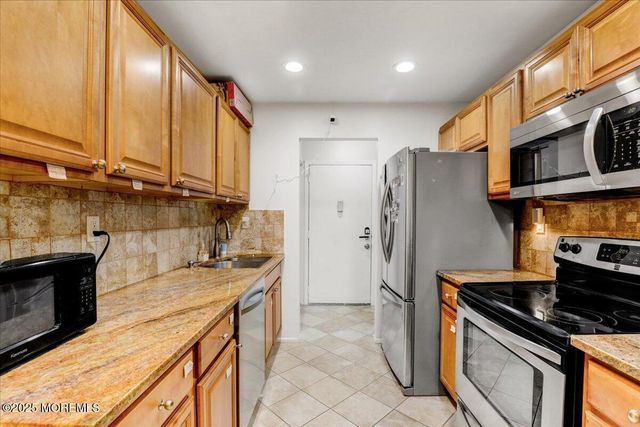 29 Meadow Green Circle A, Manalapan, NJ 07726