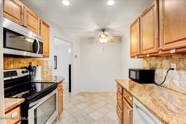29 Meadow Green Circle A, Manalapan, NJ 07726