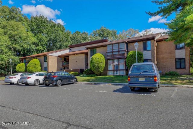 29 Meadow Green Circle A, Manalapan, NJ 07726