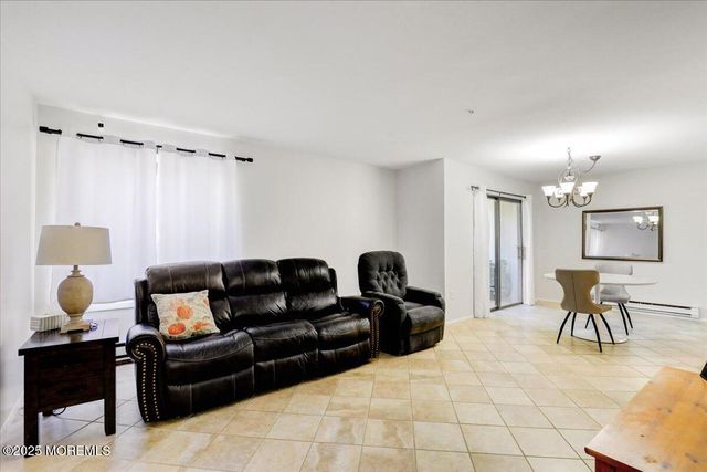 29 Meadow Green Circle A, Manalapan, NJ 07726