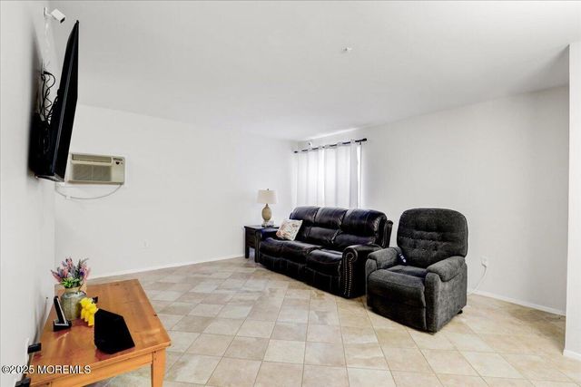 29 Meadow Green Circle A, Manalapan, NJ 07726