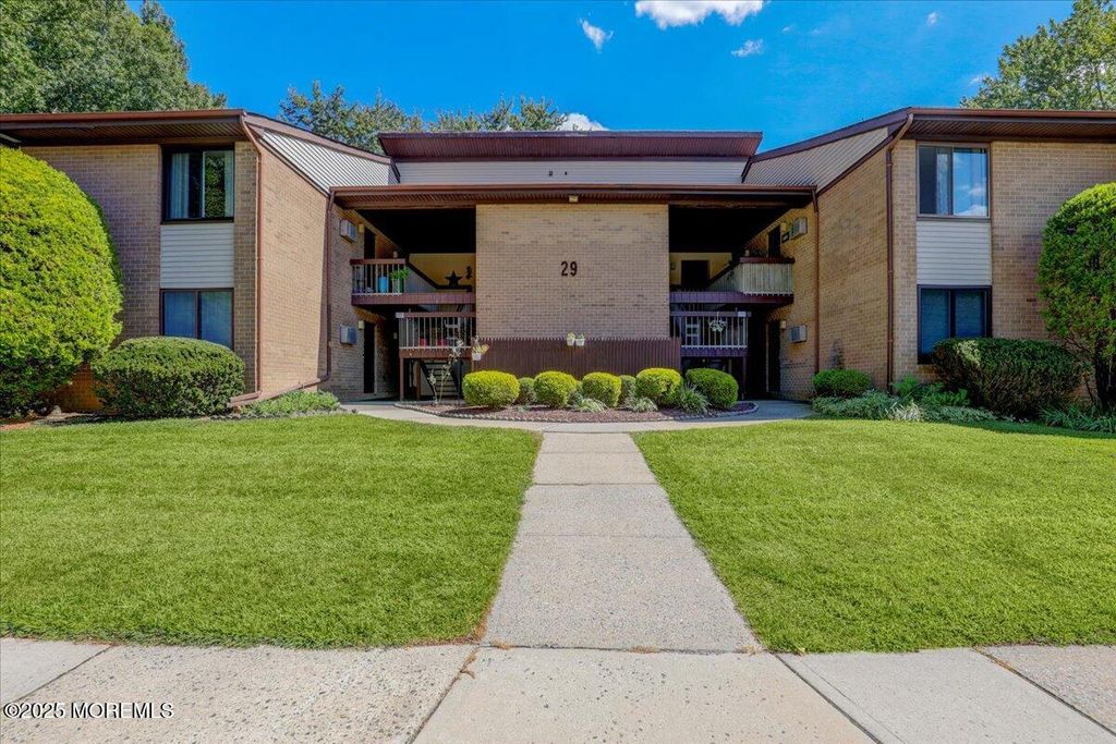 29 Meadow Green Circle A, Manalapan, NJ 07726