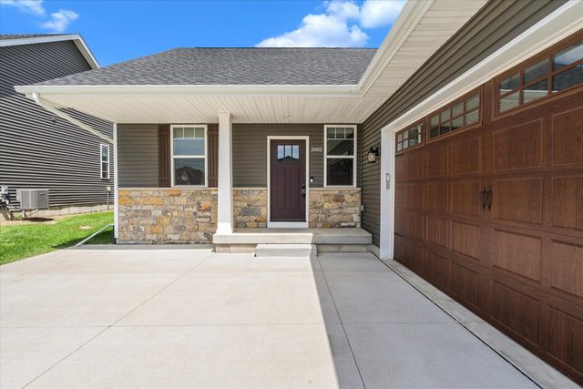 3082 Charissas Place, Bettendorf, IA 52722