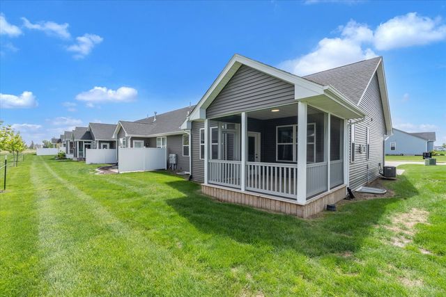 3082 Charissas Place, Bettendorf, IA 52722