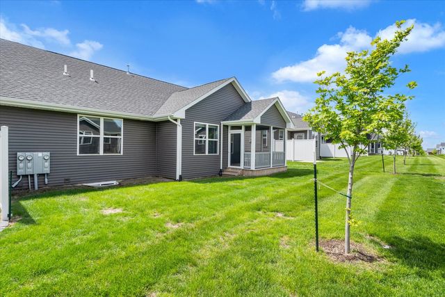 3082 Charissas Place, Bettendorf, IA 52722