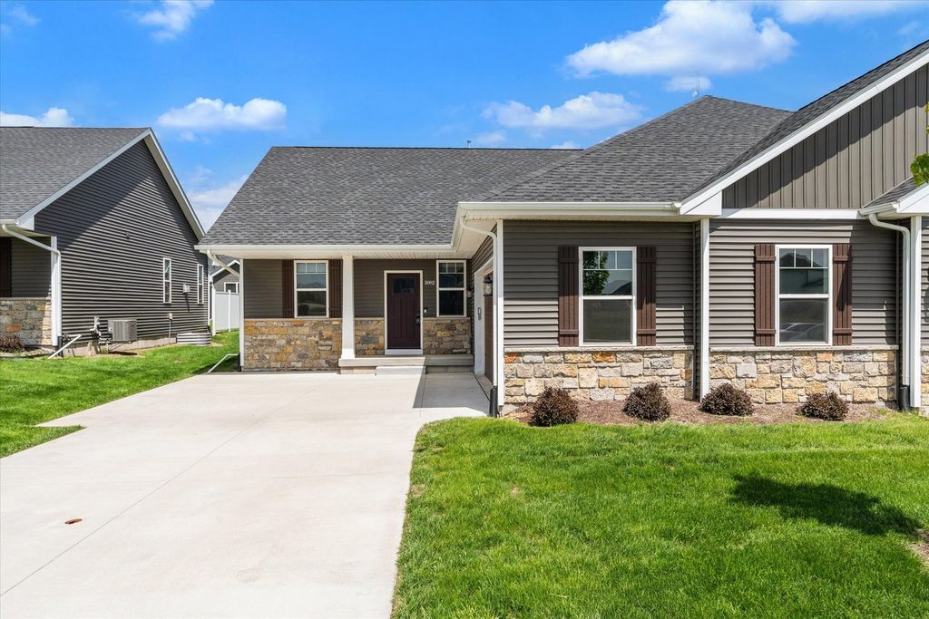 3082 Charissas Place, Bettendorf, IA 52722