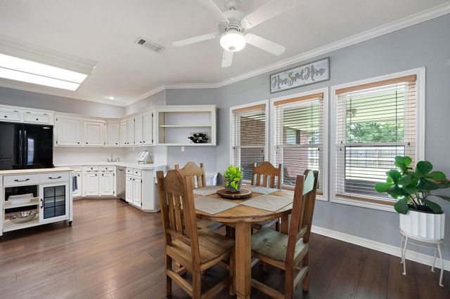116 Zinnia Street, Lake Jackson, TX 77566