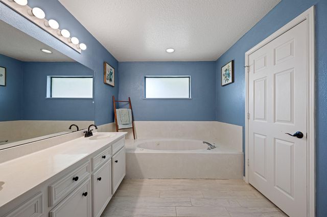 116 Zinnia Street, Lake Jackson, TX 77566
