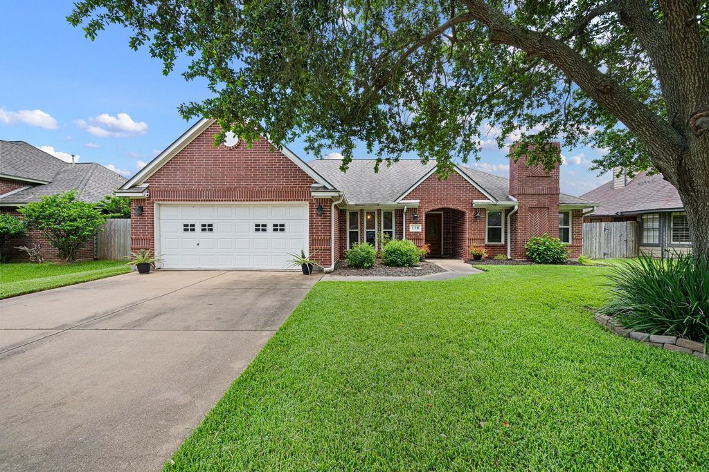 116 Zinnia Street, Lake Jackson, TX 77566