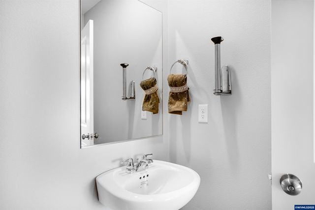 1390 NW Laura Vista Dr, Albany, OR 97321