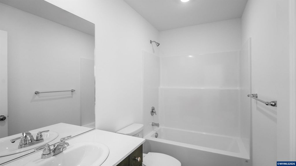 Image 12 of property listing at 1390 NW Laura Vista Dr, Albany, OR 97321