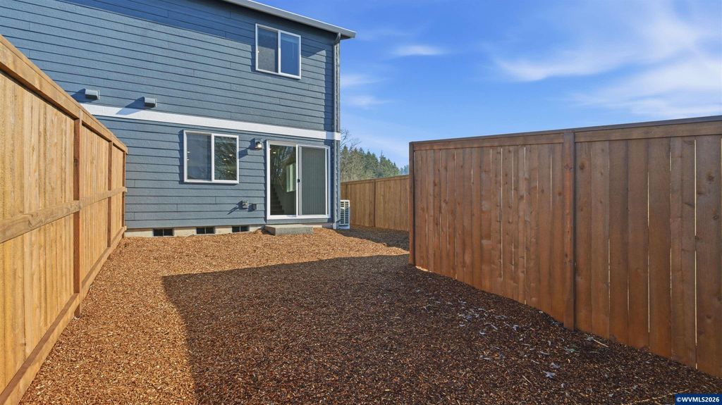 Image 15 of property listing at 1390 NW Laura Vista Dr, Albany, OR 97321