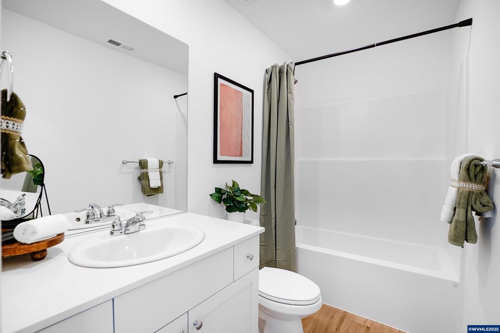 Image 17 of property listing at 1390 NW Laura Vista Dr, Albany, OR 97321