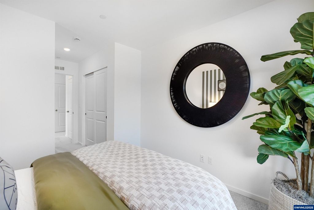 Image 20 of property listing at 1390 NW Laura Vista Dr, Albany, OR 97321